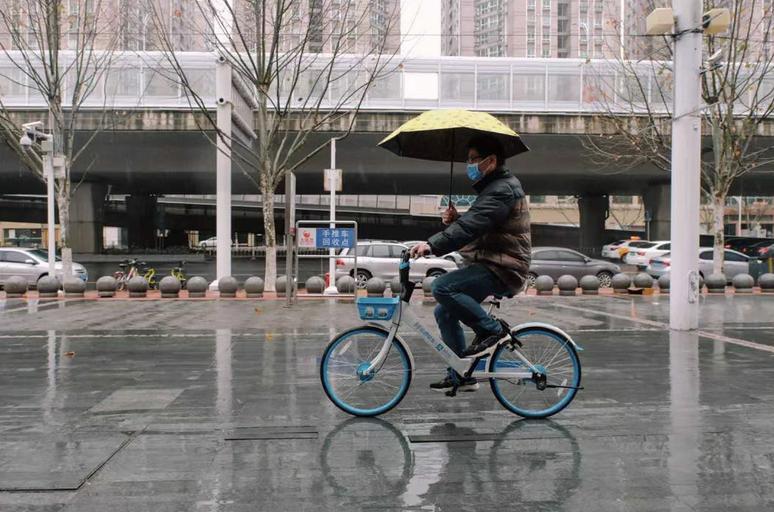 疫情下的超市:大润发订单量激增,人手不够的时候司机也要上