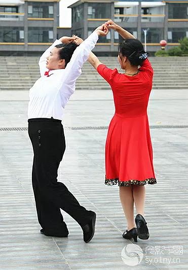 跳交谊舞完整版,怎么样跳交谊舞