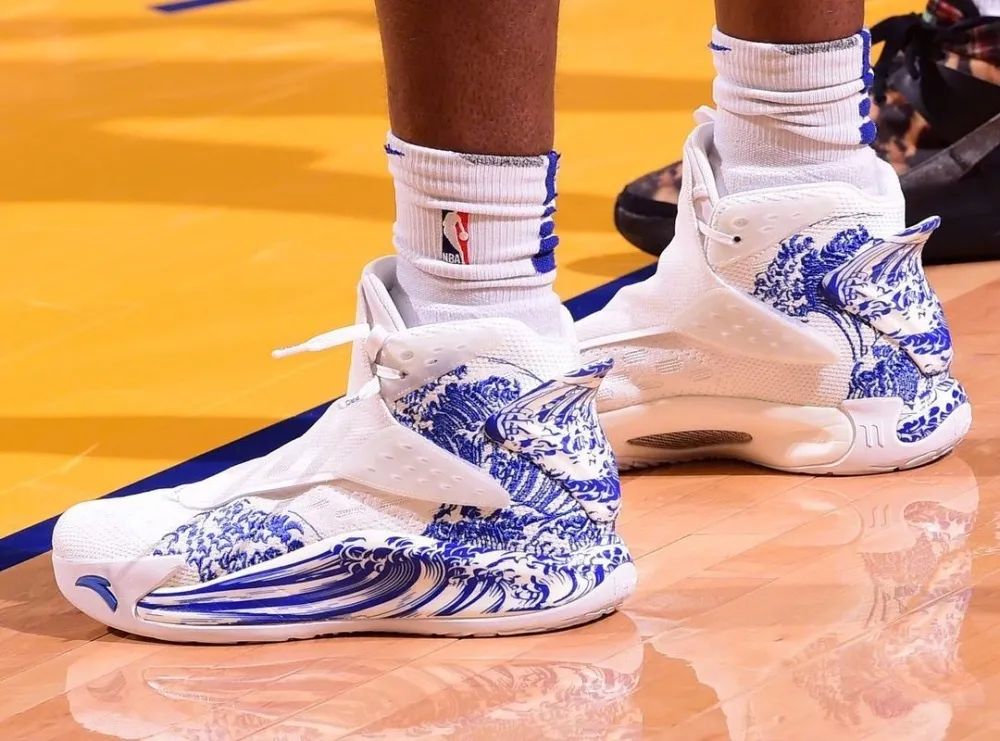 王一博安踏最新款,王一博上脚安踏