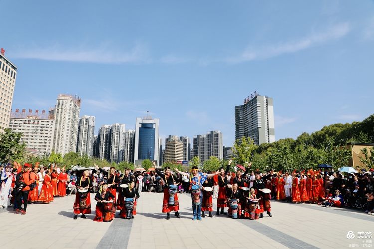 洛阳牡丹广场：*疆新**舞大联欢