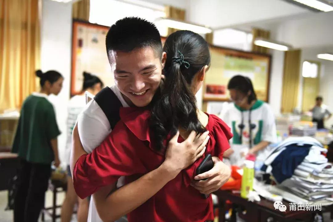 考完啦！莆田考场外上演“00”后深情告白！这些场景都太美~~