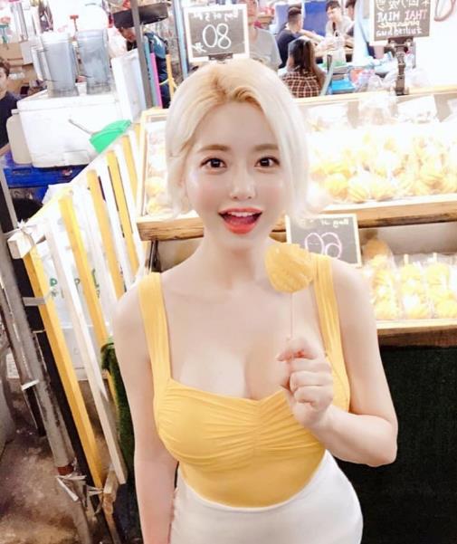 出生就很正的「母胎佳人」！还是个会打碟的球鞋收藏家