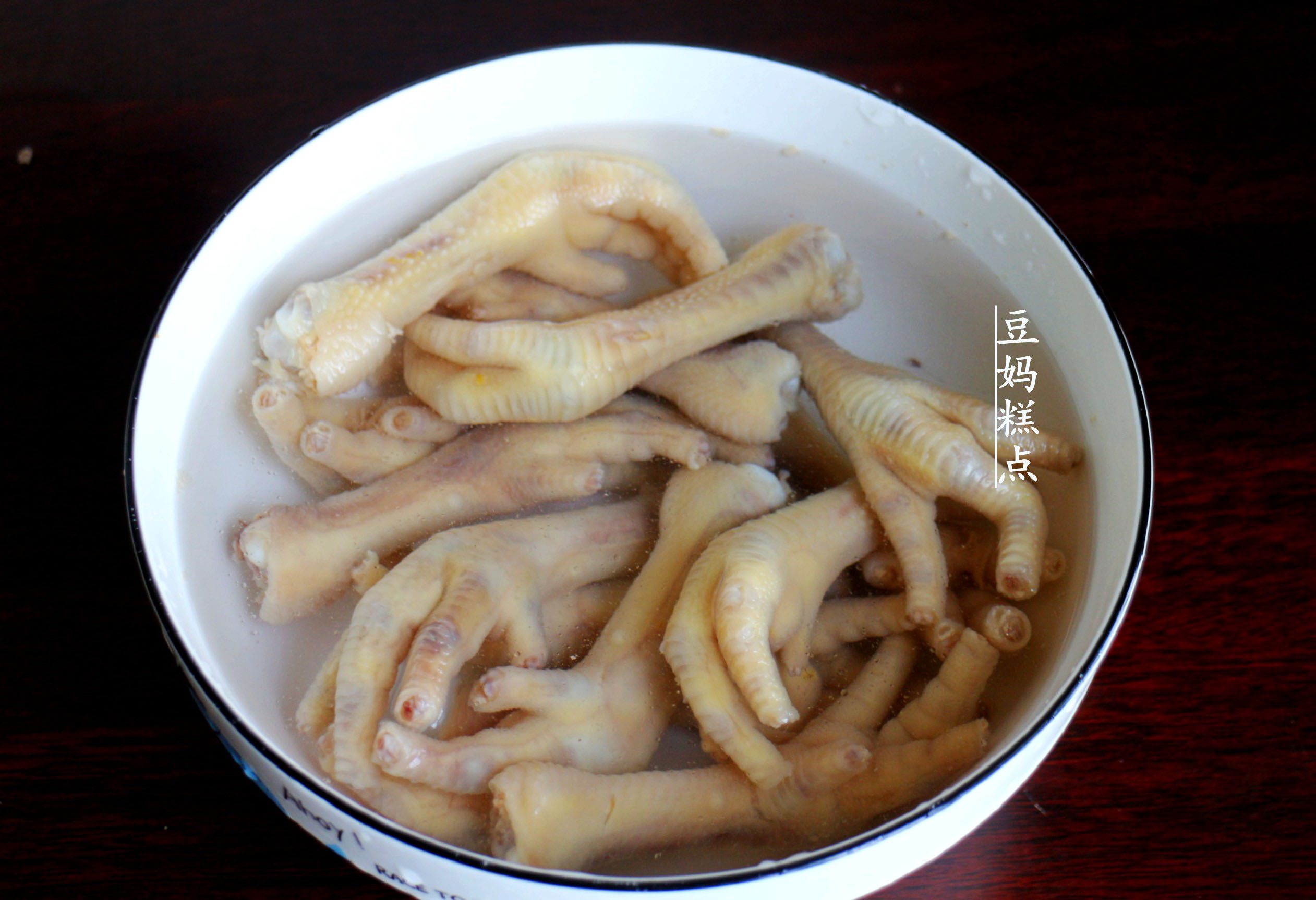 电饭煲鸡爪加啤酒的家常做法,电饭煲焖鸡爪做法