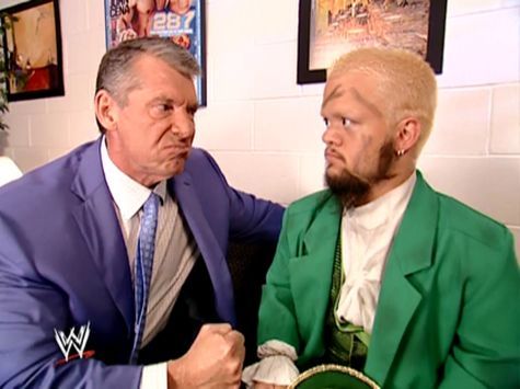 hbk飞身肘击文斯麦克曼,盘点wwe被打进医院的人