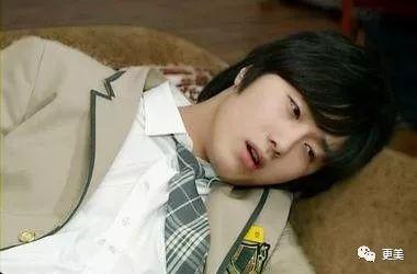 天后因队友吸du人气暴跌,公开承认整形却成蛇精下巴,瘦到脱相