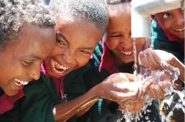 用零花钱给非洲挖了1000多口井，只因孩子的眼泪是那里最干净的水