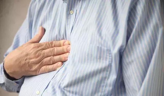 反酸烧心嗓子有异物感吃什么药,喉咙烧心反酸是咋回事