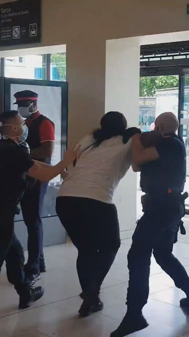 法国一黑人孕妇与铁路警卫发生口角，遭推搡按在地上，激起民愤