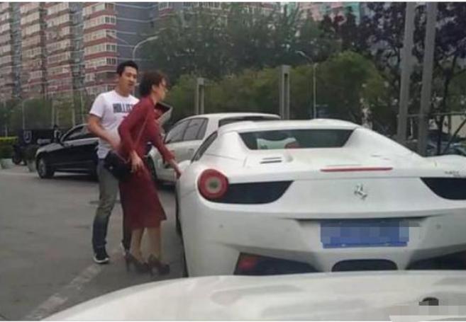 开480万法拉利接孩子放学被骂炫富,男生开800万法拉利
