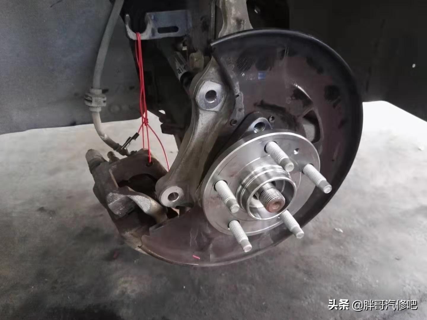 车辆行驶时前轮叽叽叽异响,行车中前轮突然有异响是怎么回事