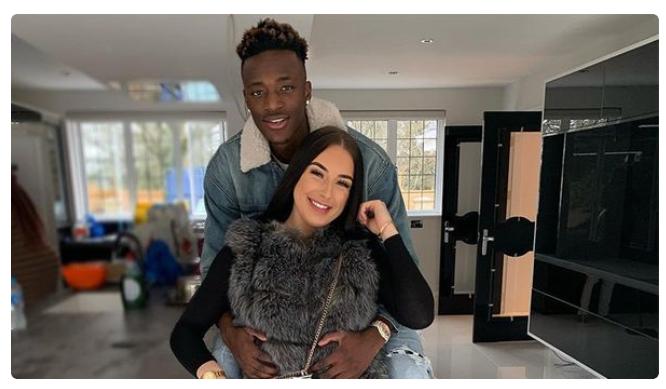 足球球员与球迷的暖情时刻,中国足球运动员妻子