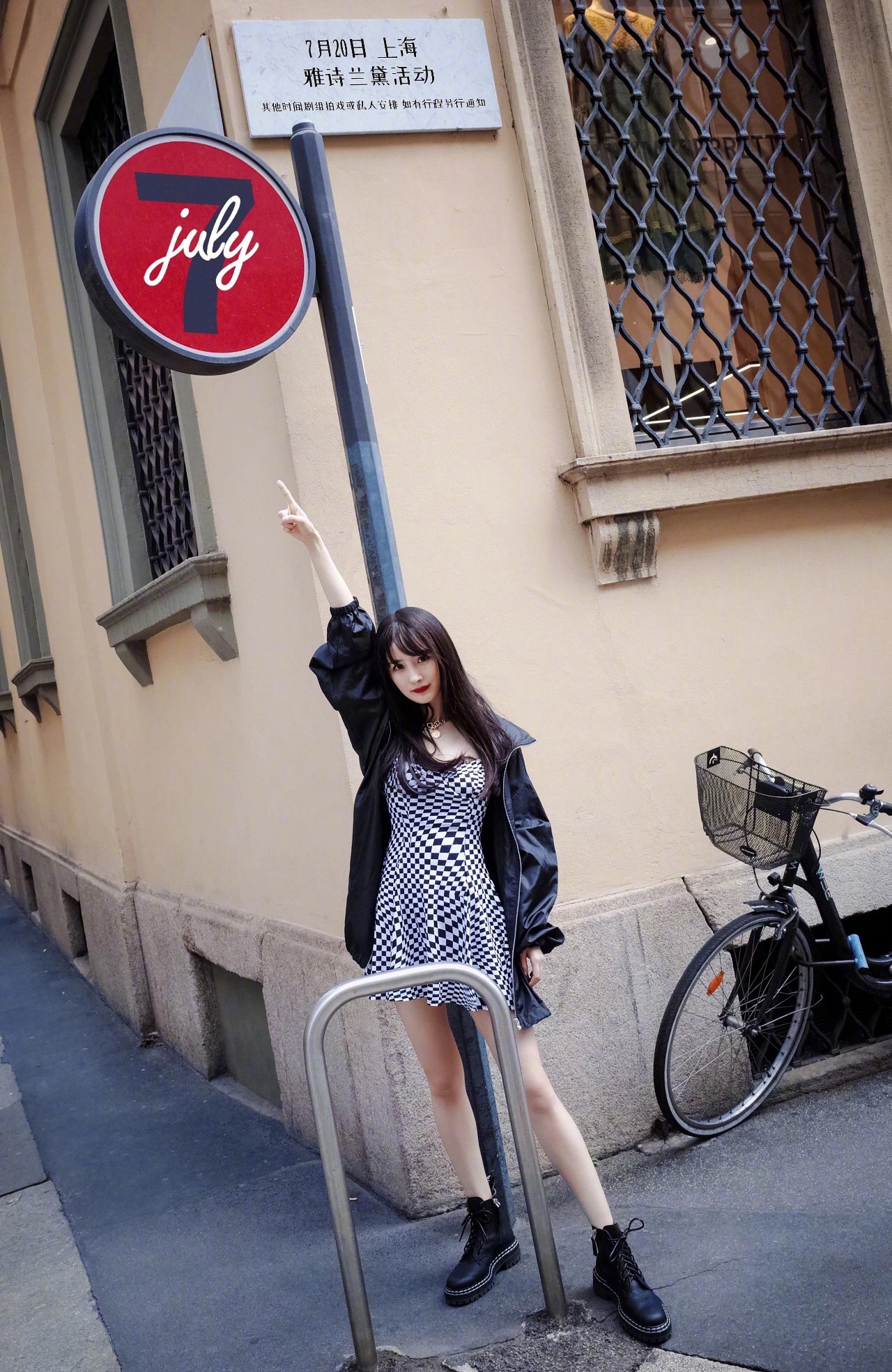 辣妈杨幂夏季最新街拍造型,杨幂秋季穿搭技巧