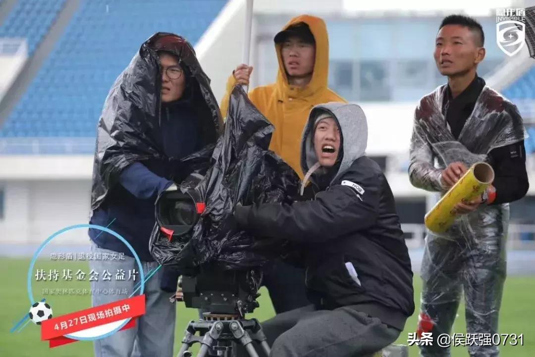 别忘了，曾经的你也饱含热泪为她们高歌铿锵玫瑰……