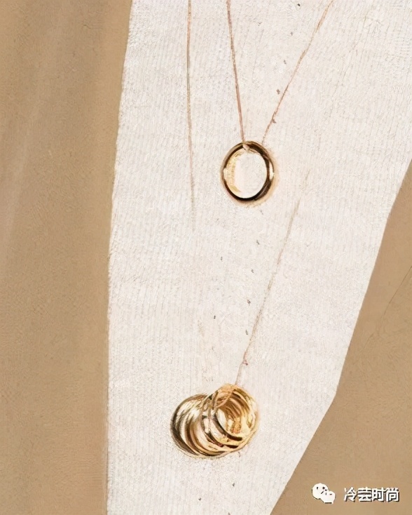 项链的活动扣佩戴方法,项链的佩戴要讲究八大搭配技巧