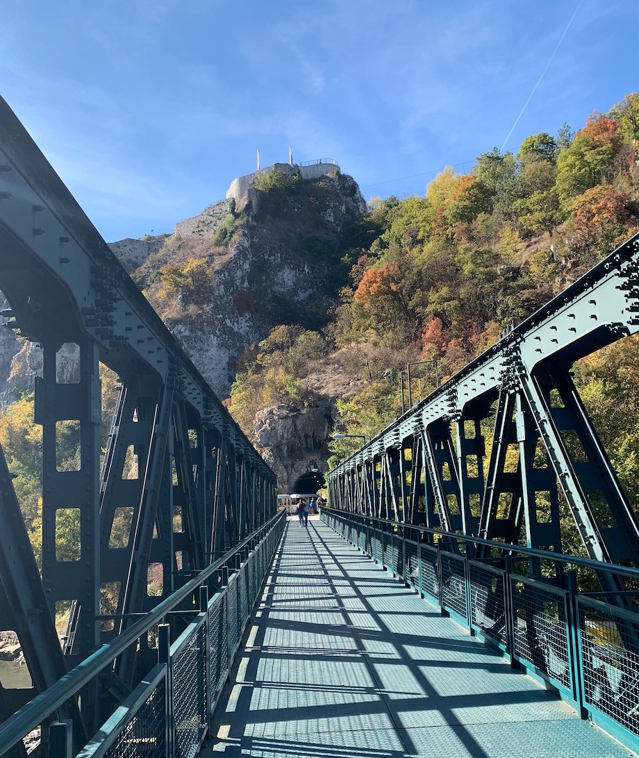 足球少年的小木屋很酷、“圣诞小镇”的秋天很美