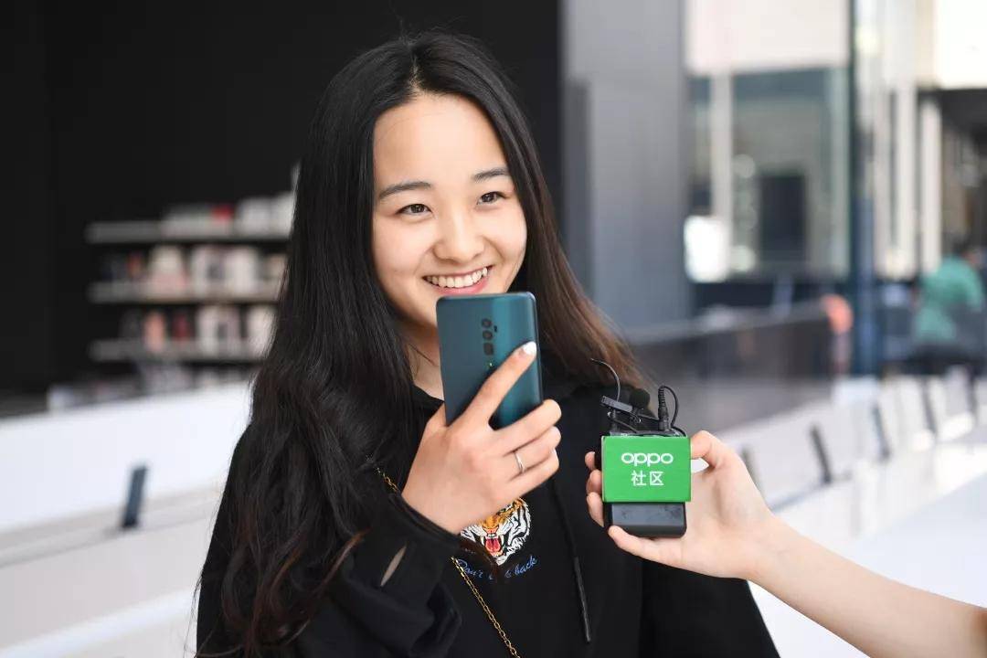 怎么*拍偷**小哥哥不被发现？Reno用户脑洞大开，10倍变焦玩出新花样