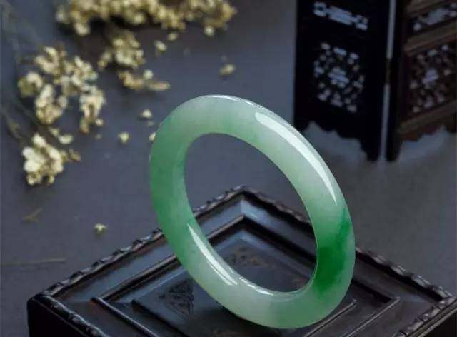 翡翠手镯正圈和圆条的区别,翡翠手镯有空心的吗