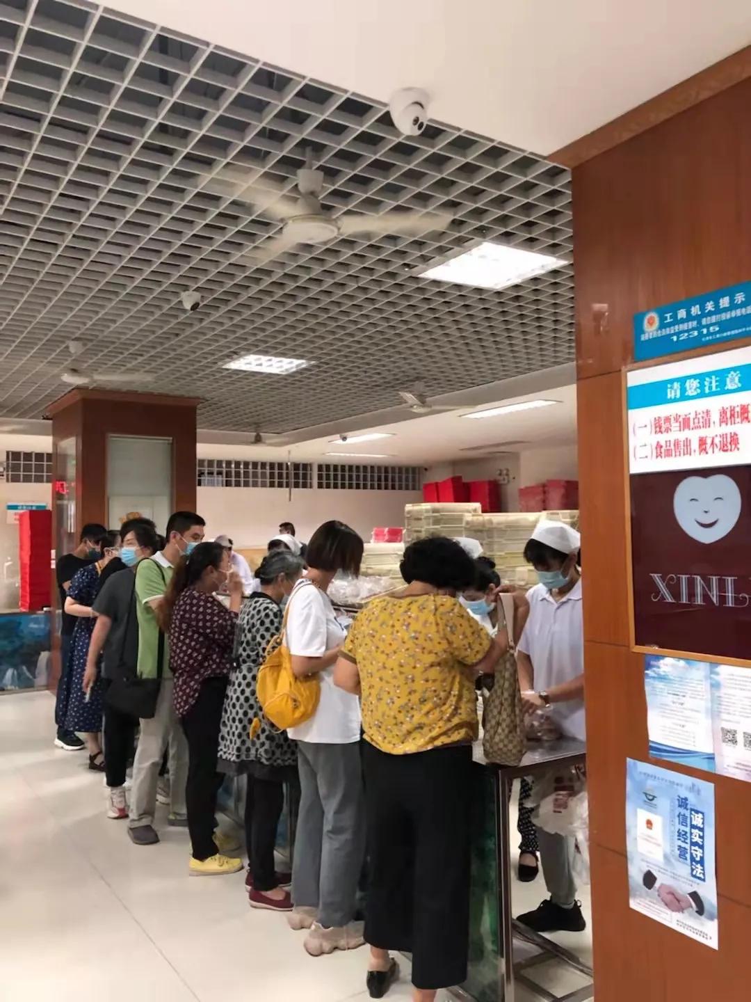 天津人排队买的月饼 (天津人买月饼)