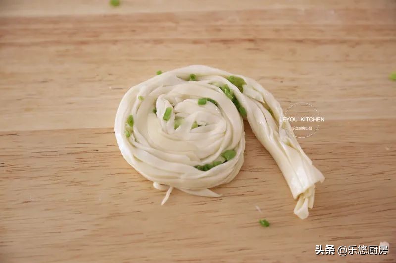 几个饺子皮一起擀,剩下的饺子皮怎么做鸡蛋灌饼