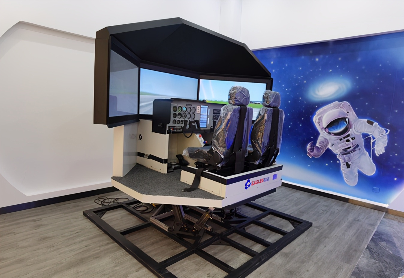 飞机在空中拉出的尾烟是什么,飞机在哪个高度会拉烟