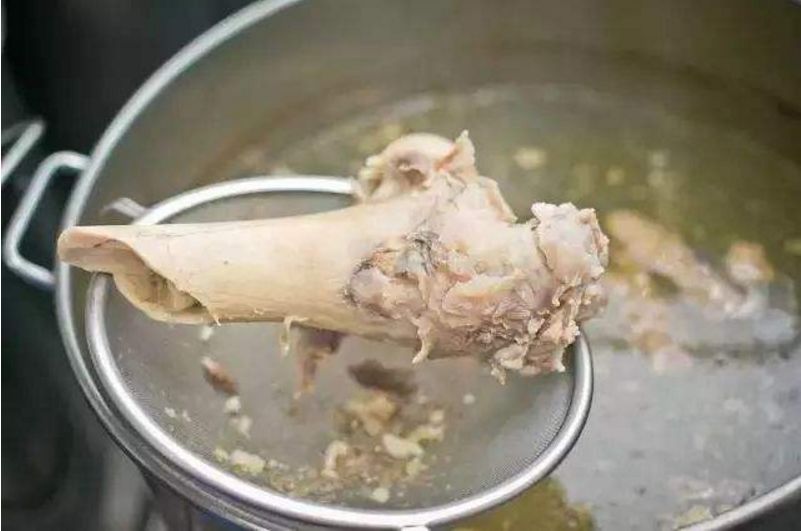 面馆老师傅教你小窍门,20年老汤熬制方法