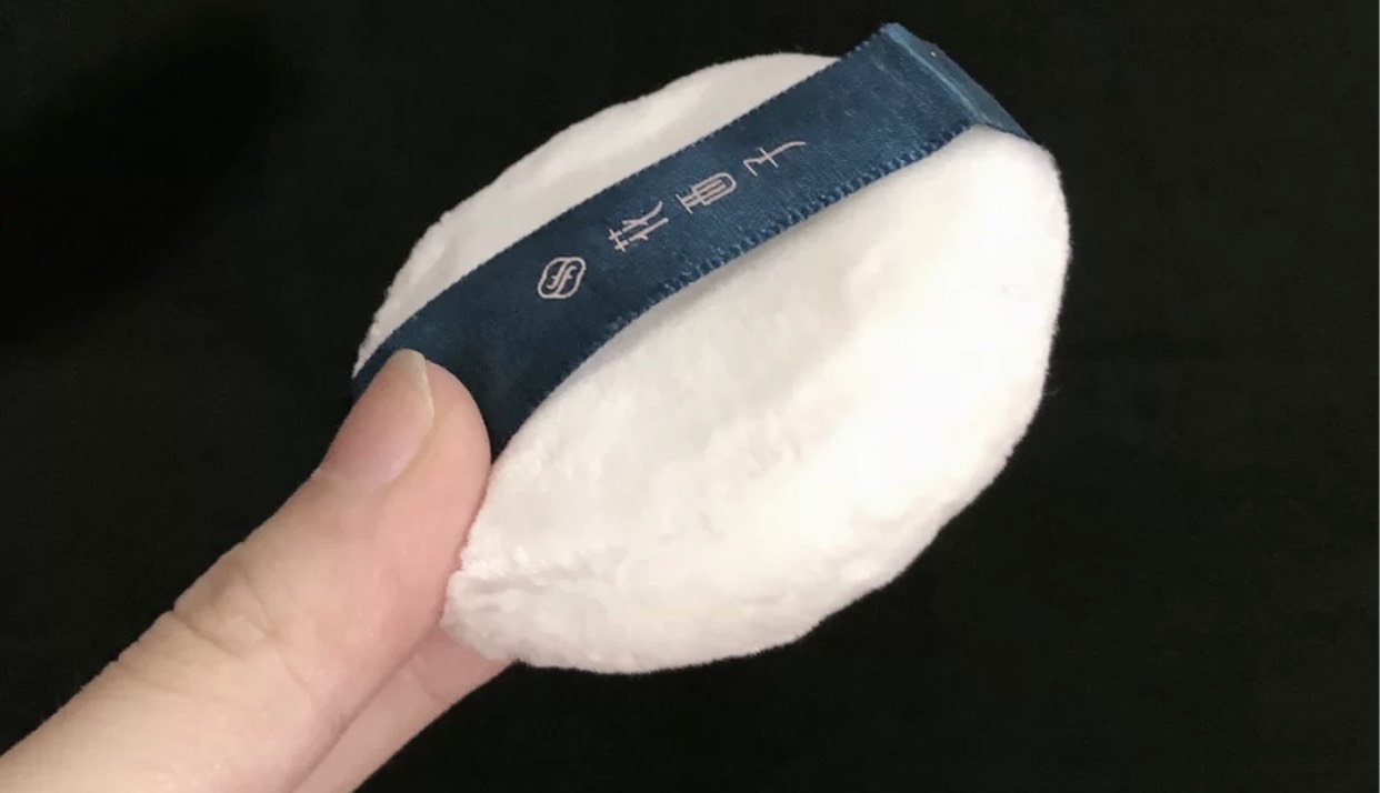 花西子散粉比香奈儿贵,花西子散粉和纪梵希散粉哪个好用