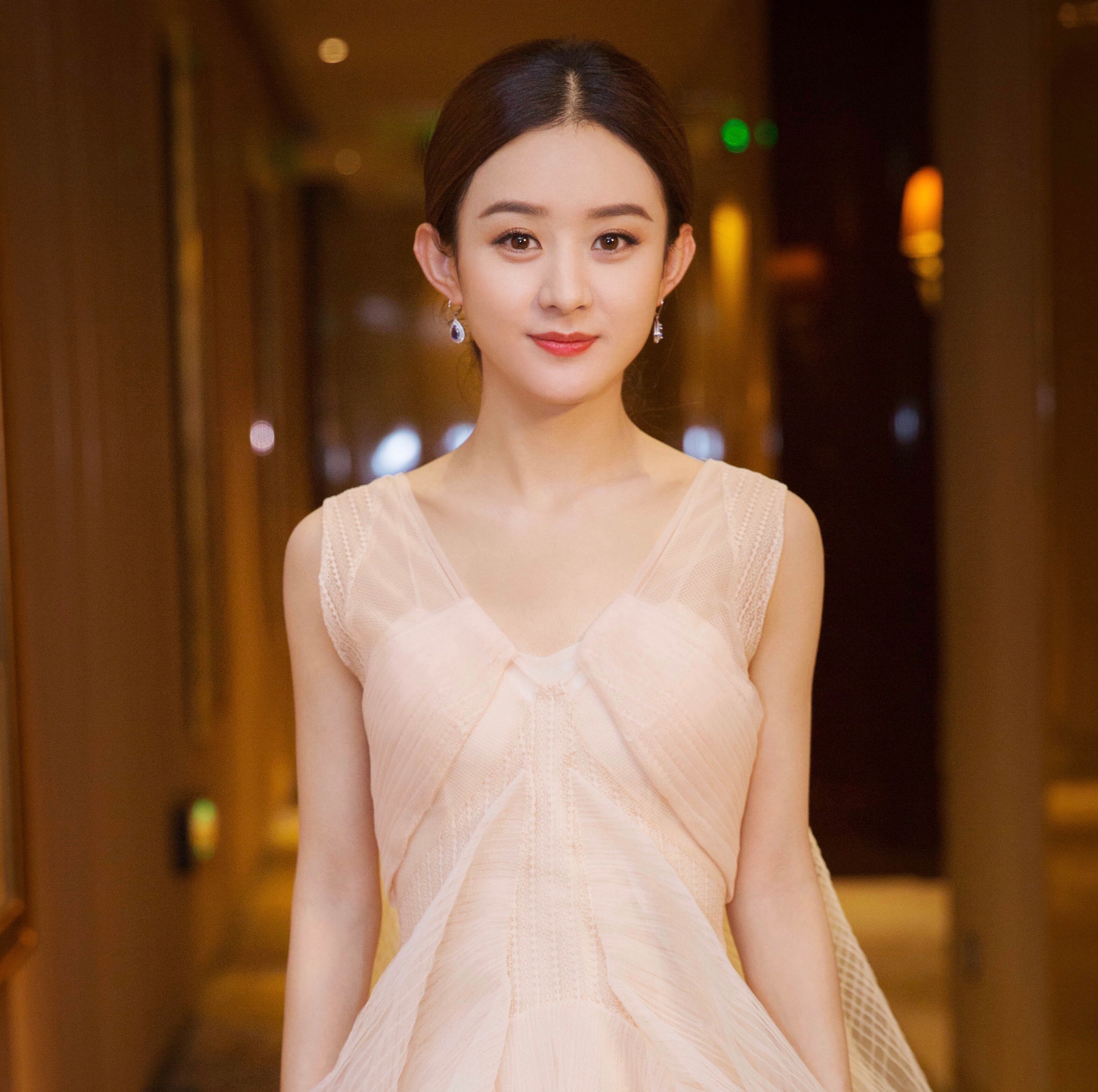 中分发型要具备哪几点才会好看,女生中分不好看用什么发型好看