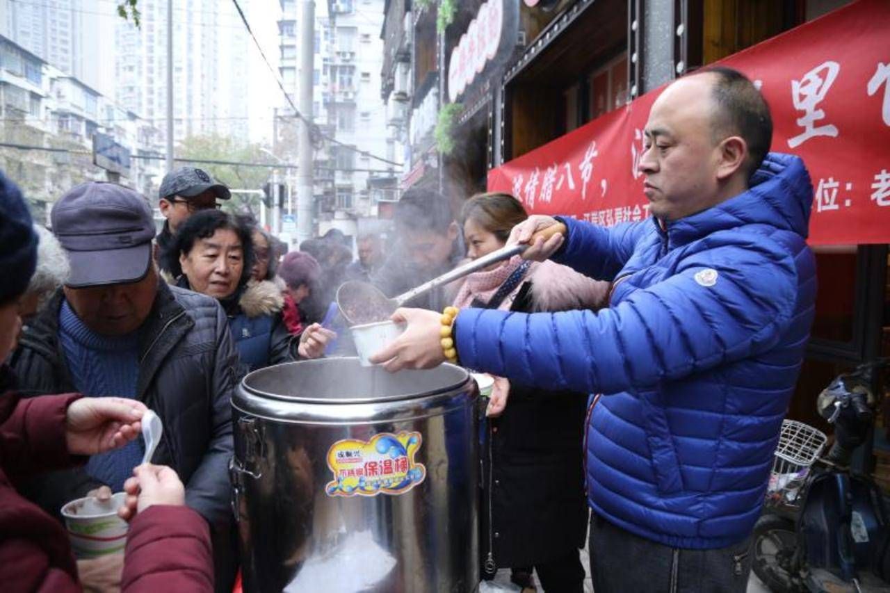 浓情腊八节辖区单位慰问环卫工,社区开展腊八节关爱空巢老人活动
