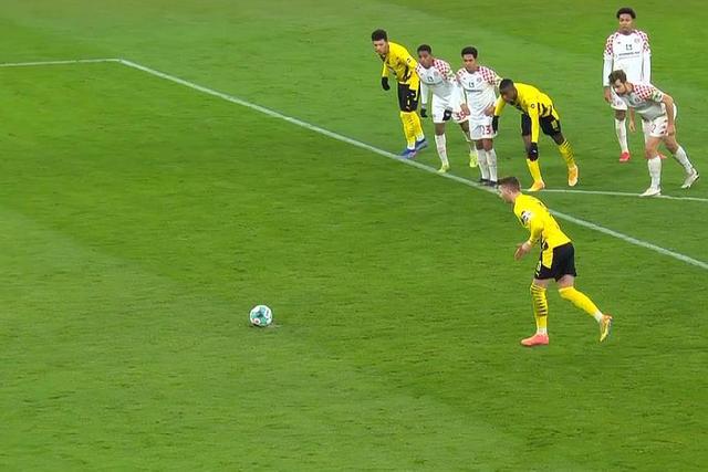 多特三杰哈兰德贝林厄姆桑乔合影,哈兰德把桑乔吓跑了