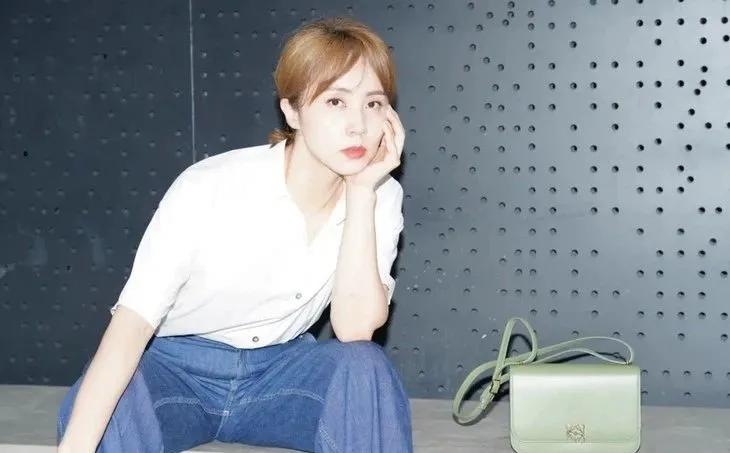 三里屯偶遇大幂幂,杨幂和闺蜜在三里屯逛街遭搭讪