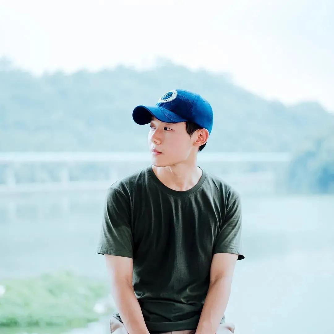 旅游景点男生拍照姿势怎么摆,男生山顶晚霞摄影拍照姿势高清