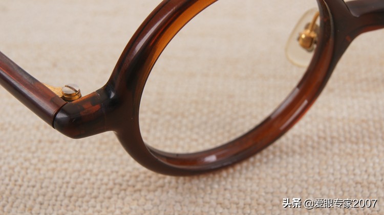 眼镜坏了没有胶带和胶水怎么补救,眼镜坏了去维修要钱吗