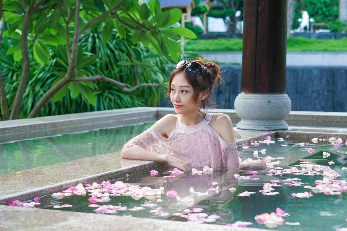 福建泉州聚龙小镇温泉公园：岩脉温泉中药花瓣池亲子戏水区