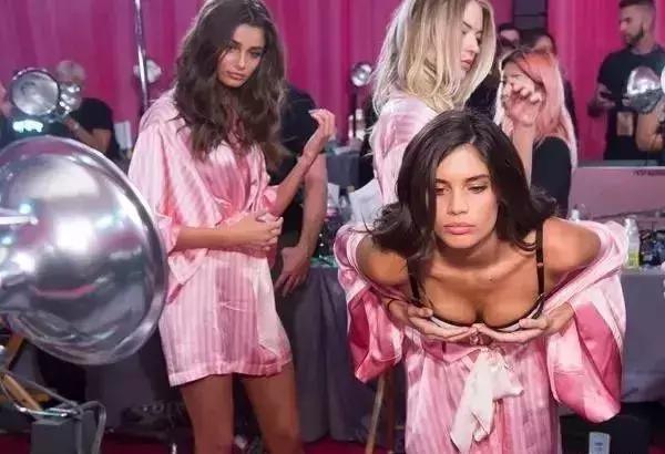 “性侵”“炒作”玩砸招牌,火遍全球24年的“看胸大秀”终于停