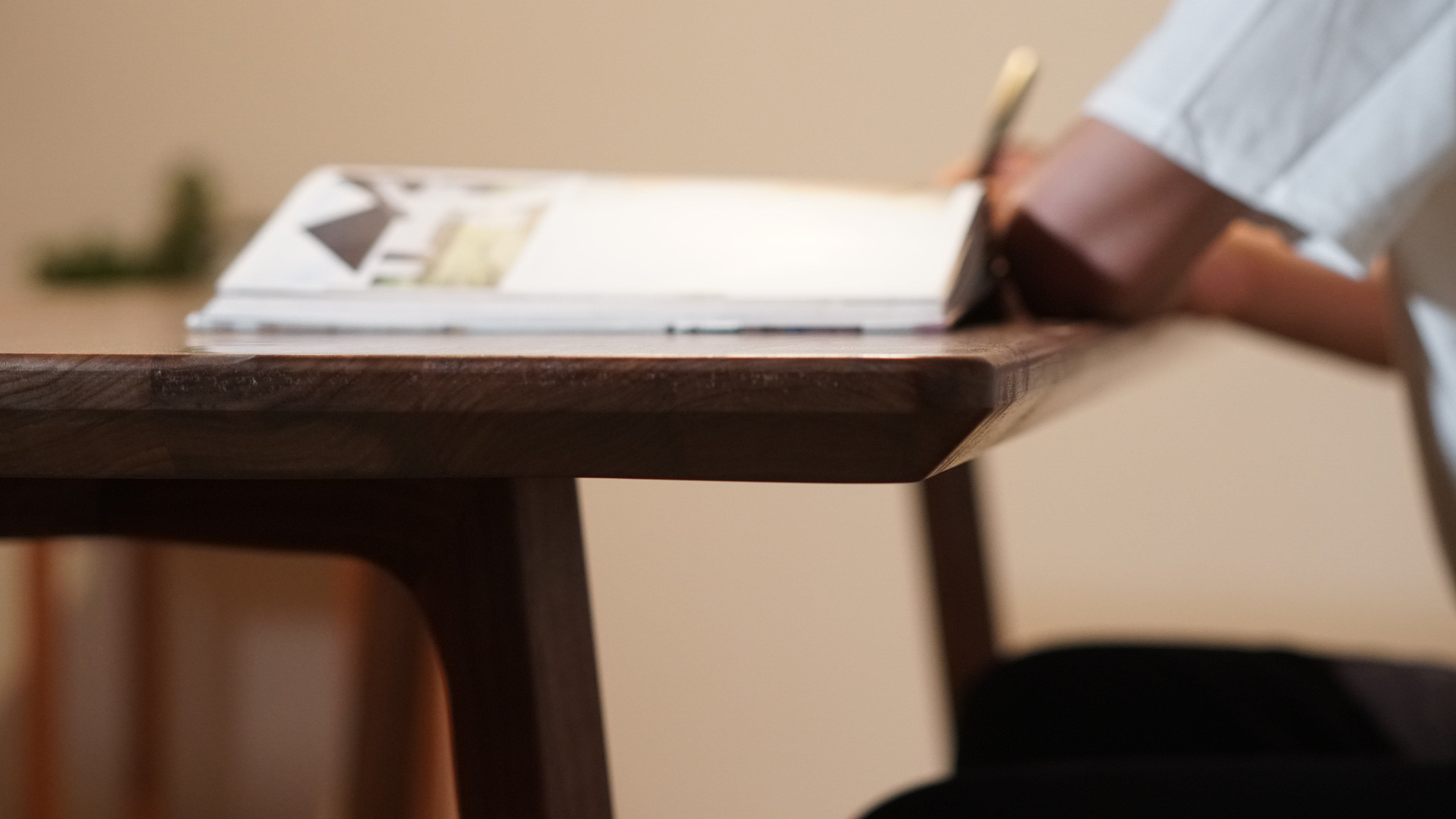 选家具选板木结合还是实木,选家具要选实木的