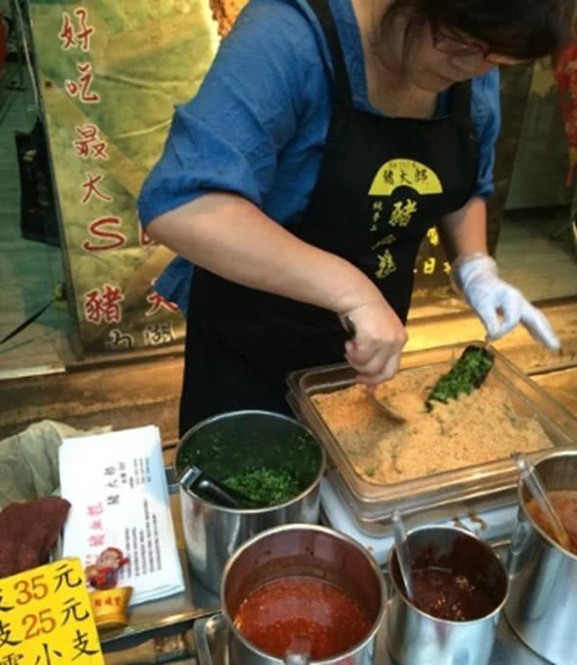 街边卖小吃30元一个日卖200份,12岁小伙夜市摊卖小吃5元一份