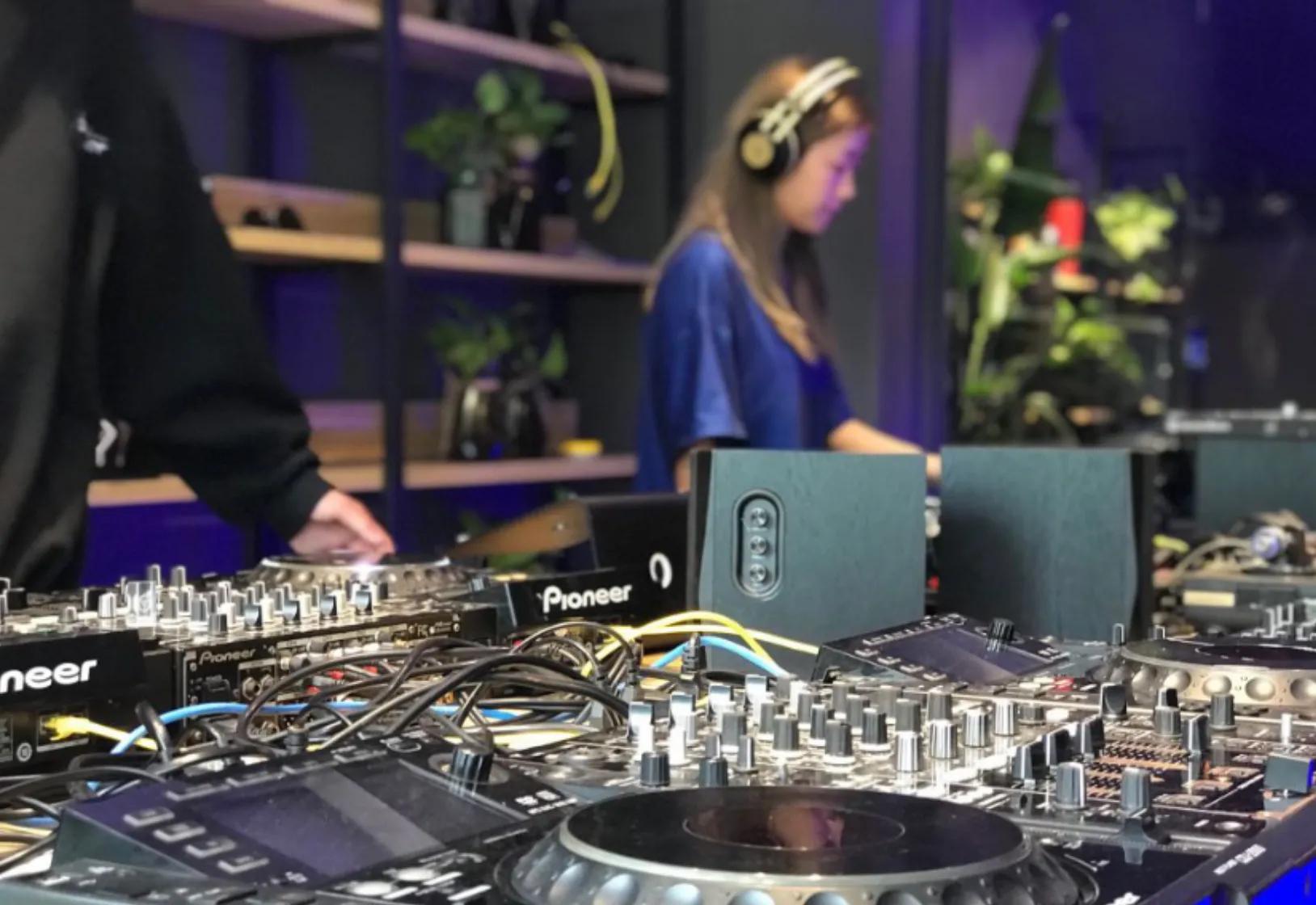 比较嗨的dj舞曲有哪些,节奏感最强最震撼的dj嗨曲中文