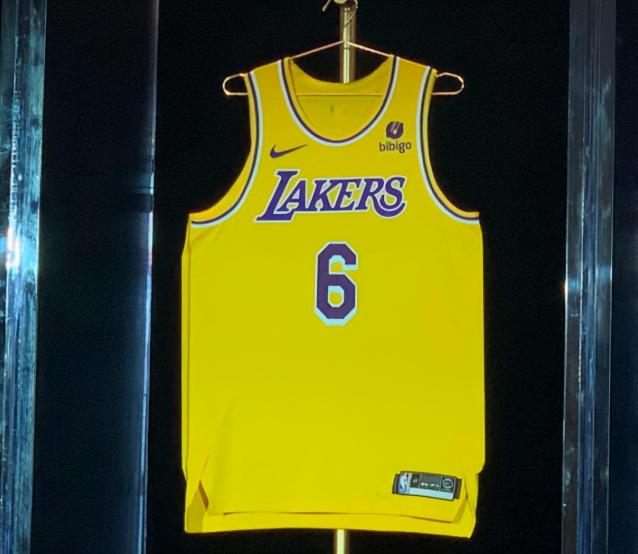 2年近亿詹姆斯可与湖人提前续约,詹姆斯两年1.32亿续约湖人