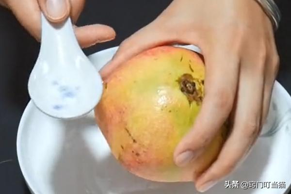 自己剥石榴和别人剥石榴,剥石榴怎么剥得快又干净