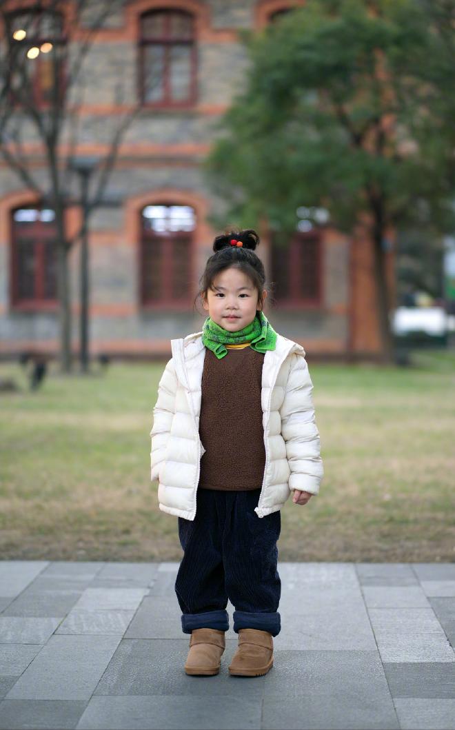 奶黄色短羽绒服穿什么裤子好看,运动羽绒服下面搭配什么裤子时尚