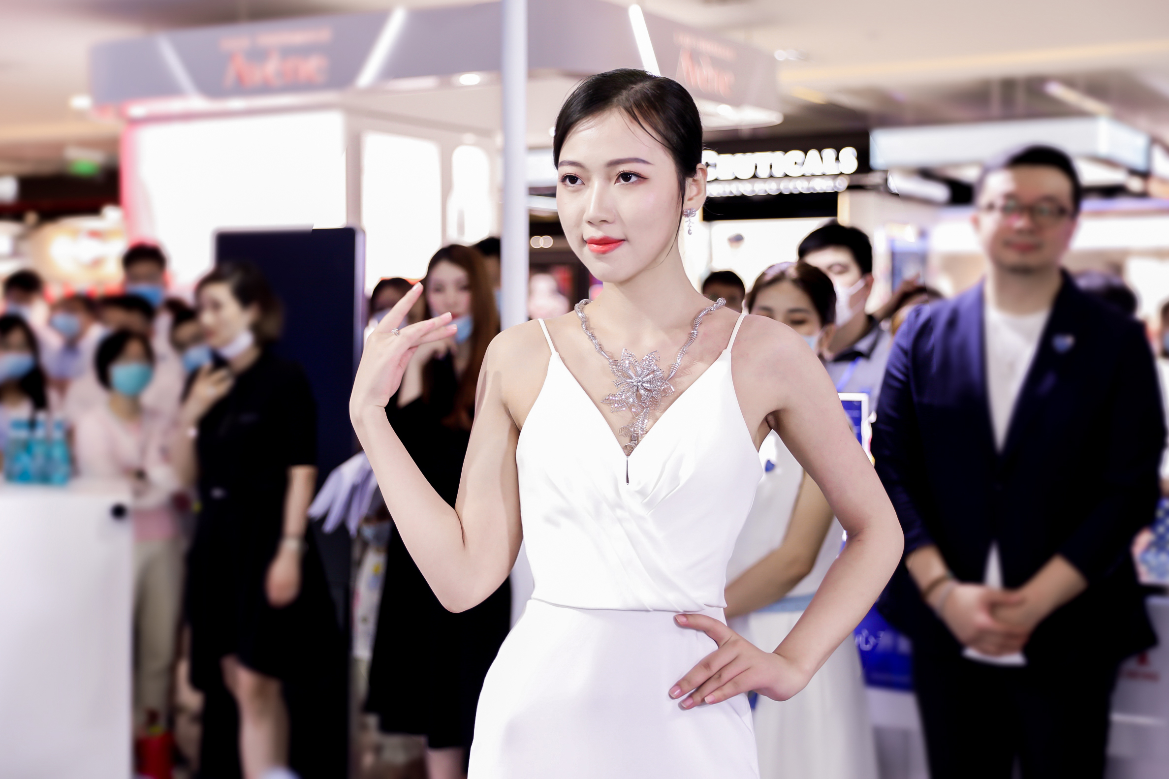 「由心开始·铂金」2020铂金新品巡展于南京中央商场盛大开启