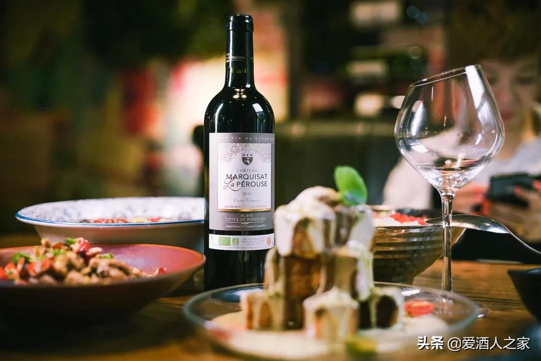 品酒师到处骗酒喝视频,一招教你识别罐装酒和进口酒