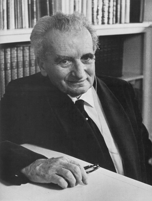 钱学森参加国宴，没找到座位，主管笑着说：你应该坐主席旁边