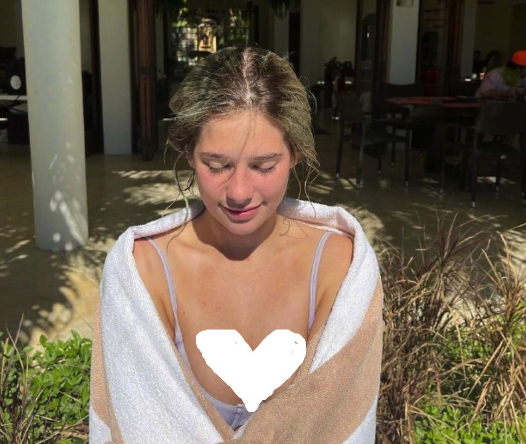 美*歌国**手与女友当众搂腰亲热，隔衣咬胸画面大胆，女友亲密坐大腿