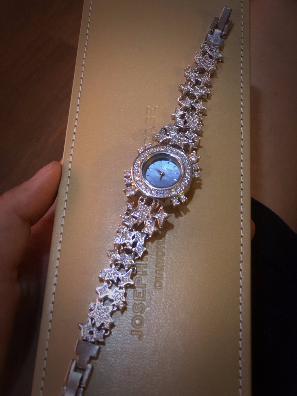 社交场合手镯的佩戴,社交场合怎么戴珠宝