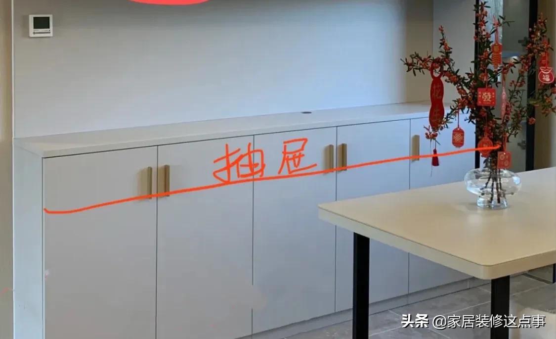 如果不差钱，餐厅尽量装个餐边柜，别让餐桌变成“杂物集中营”