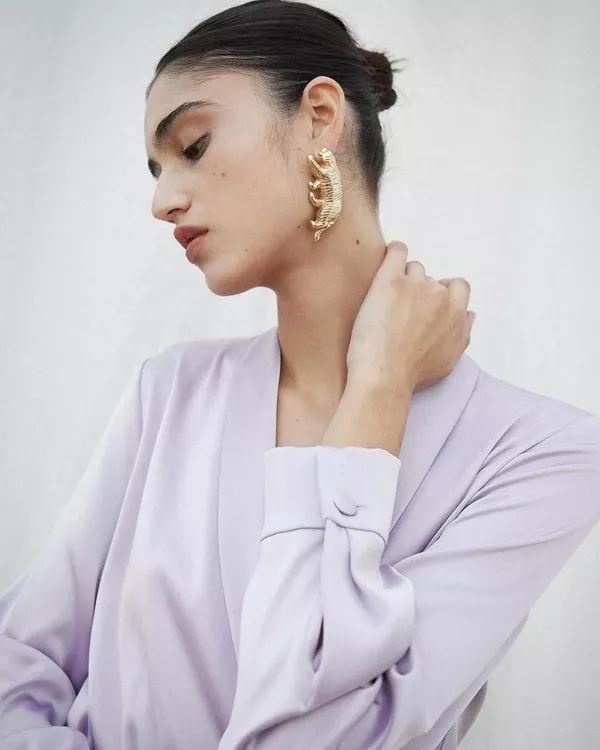 哪种衣服面料是醋酸纤维,醋酸真丝面料和桑蚕丝哪个好