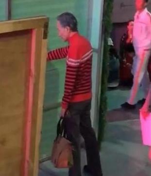 连登春晚24年现状,连登春晚8年走红后却回归家庭