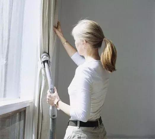 窗帘免拆洗的几个步骤,窗帘不用拆清洗小窍门