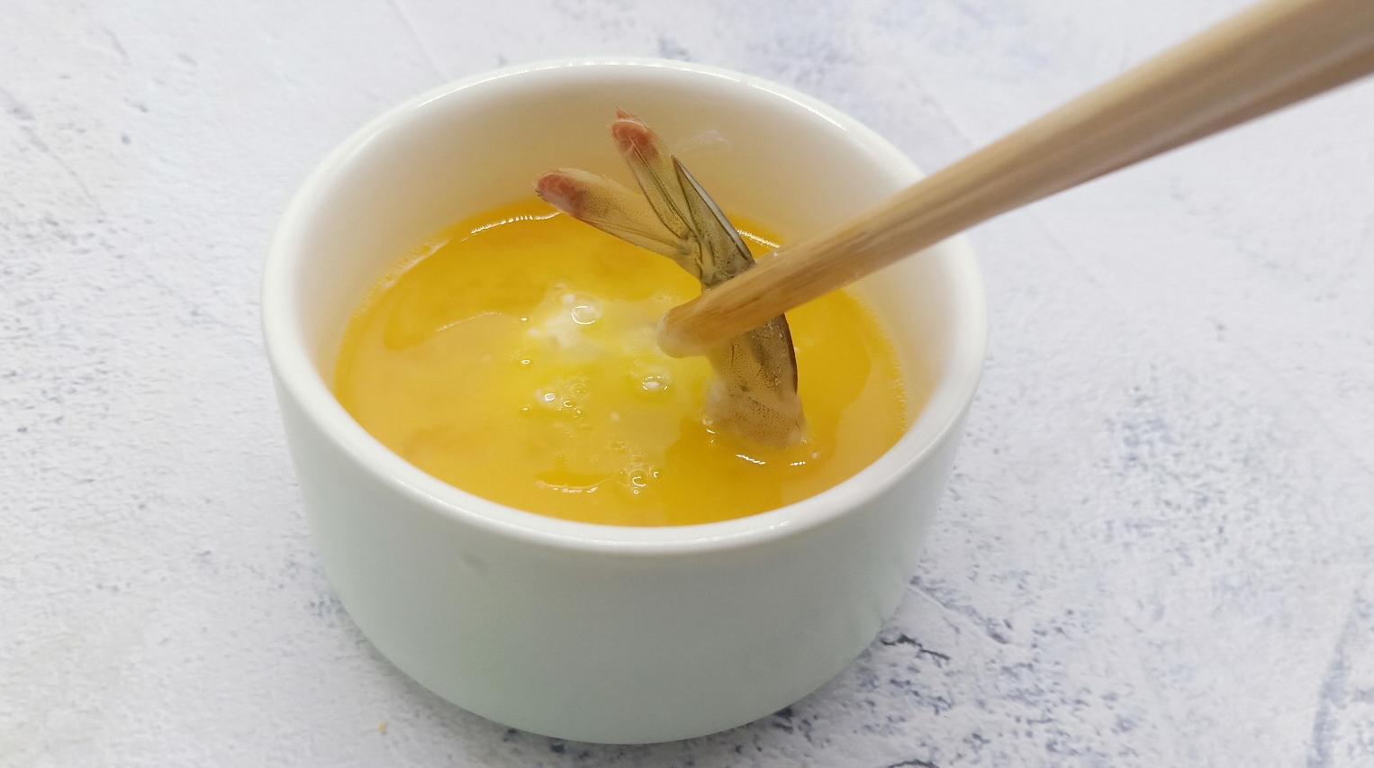 油炸虾酥脆的方法有面包糠,油炸虾是不是要裹面包糠